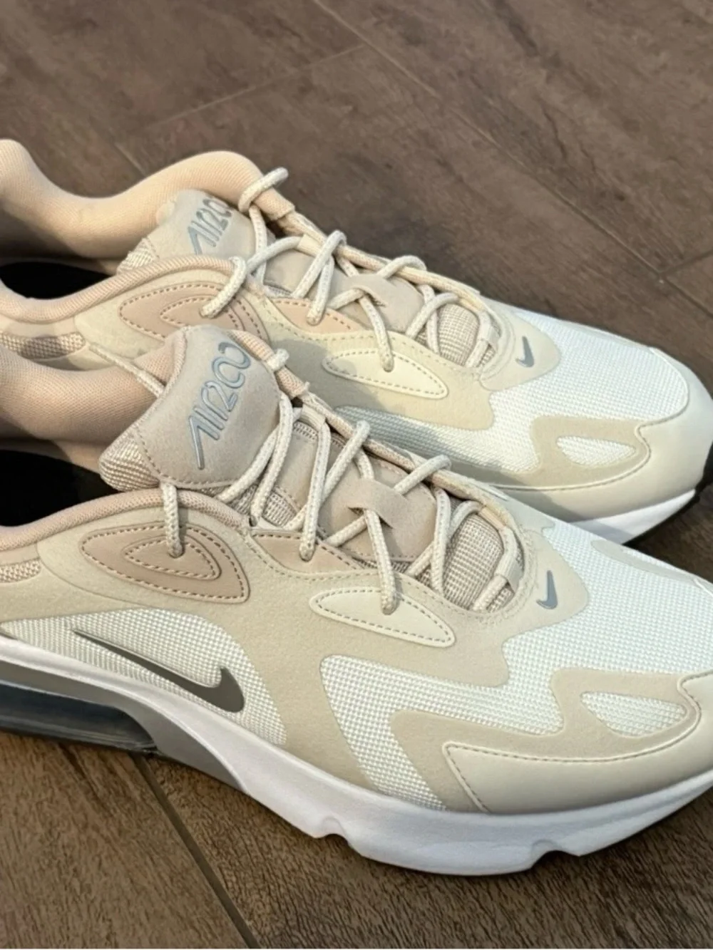 Nike Women’s Air Max 200 Neutral Tan White Running Shoe Wmn’s Sz 12 = 10.5 Men’s